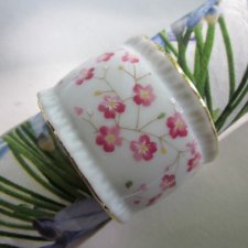 singiel  -ST. MICHAEL  -JAPAN - ROMANTYCZNE ZDOBIENIE, ,WYKWINTNA FORMA PORCELANOWY POJEDYNCZY SERWETNIK