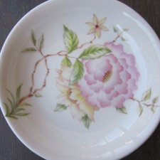 Oryginalny  kwiatowo zdobiony  porcelanowy talerzyk  -półmiseczka Fine Bone China