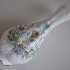 Aynsley Wild Tudor - szlachetnie porcelanowy wazon- kolekcjonerska użytkowa  i dekoracyjna seria uroczo kwiatowo zdobiona