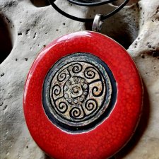 Czerwony naszyjnik ceramiczny ETNO -  ręcznie wykonany czerwony wisiorek ceramiczny ⌀45 mm  - naszyjnik w stylu etnicznym - GAIA