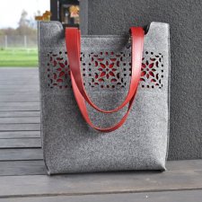 Filcowa torebka - z motywem ażurowym - szaro czerwona