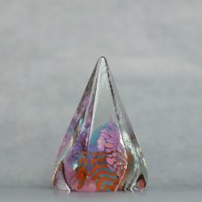 piramida ze szkła - efektowny przycisk do papieru