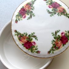 ROYAL ALBERT - OLD COUNTRY ROSES  1962 ❀ڿڰۣ❀ Eleganckie różane puzderko