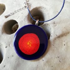 Błękitny naszyjnik z czerwoną plamą szkliwa - wisiorek ceramiczny na długim rzemieniu - energetyczny wisior wielobarwny ⌀4 cm - GAIA ceramika