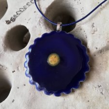 Piękny naszyjnik ceramiczny na rzemieniu - błękitny wisior z żółto-musztardowym oczkiem ⌀4 cm - biżuteria na prezent dla kobiety - GAIA ceramika