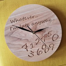 Drewniany zegar dla spóźnialskich, "Whatever..."