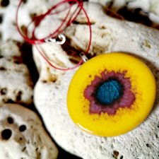 Unikatowy naszyjnik idealny na prezent dla kobiety - wisior ceramiczny ⌀55 mm  - melanż kolorów: żółty turkus malinowy róż - biżuteria autorska GAIA