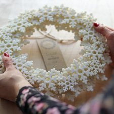 wieniec z kremowymi filcowymi śnieżynkami