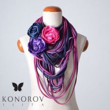 Naszyjnik dzianinowy z broszkami