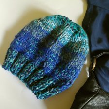 modna czapka melanżowa, turkusowa, modrakowa, z jedwabiem, z wełny, na drutach