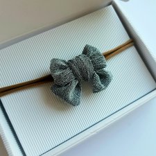 La miu opaska bezuciskowa na głowę kokarda srebrna błyscząca spinka