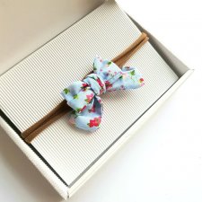 La miu opaska bezuciskowa na głowę kokarda wiązana niebieska w kwiaty spinka
