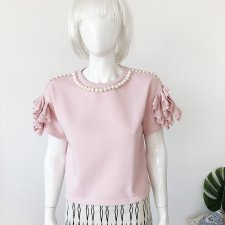 Różowa bluza z perłami i falbanami
