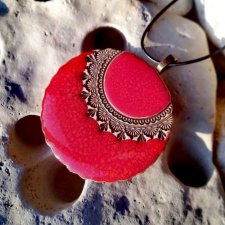 Intensywnie czerwony naszyjnik ceramiczny z wytłoczonym ornamentem - duży wisior ceramiczny ⌀65 mm - długi naszyjnik z wisiorem boho - GAIA