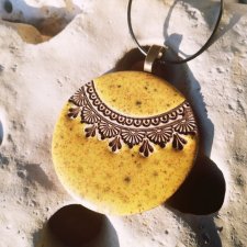 Karmelowy naszyjnik z wisiorkiem ⌀47 mm - długi naszyjnik do jesiennych stylizacji - żółty wisior orientalny - biżuteria artystyczna Gaia