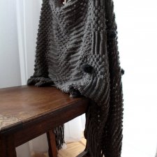 CIEPŁE PONCHO vintage na płaszcz szare PONCZO pompony