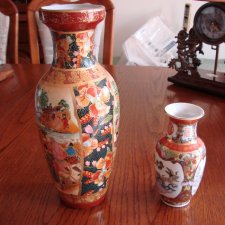 dwa porcelanowe flakony