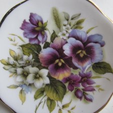 Gallery bone CHINA  staffordshire ENGLAND -  fiołkowy niewielki  Porcelanowy talerzyk