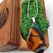 Wisiorek z drewna dębu i żywicy