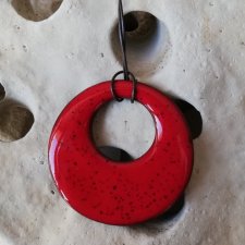 Czerwony naszyjnik LADYBIRD do swetra lub tuniki. Duży wisior ceramiczny KOŁO ⌀6 cm. Duża biżuteria modowa. Biżuteria autorska GAIA ceramika
