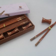 komplet do sushi  dla czterech osób drewniany  elegancki w pudełku