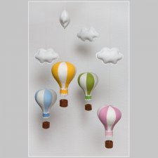 karuzela / mobil z balonami i chmurkami