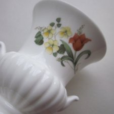 Wedgwood Mirabelle szlachetnie porcelanowy wazonik ciekawa klasyczna  forma