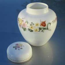 Wedgwood Mirabelle  szlachetnie porcelanowy pojemnik z przykrywką