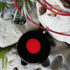 Niebanalny naszyjnik ceramiczny CZERŃ & CZERWIEŃ - czerwono-czarny wisior ceramiczny ⌀ 5,5 cm na długim rzemieniu - biżuteria autorska GAIA