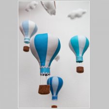 karuzela / mobil z balonami i chmurkami