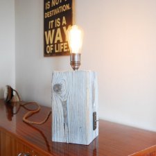 Biała rustykalna lampka nocna ze starej drewnianej belki, lampka ze starego drewna sosnowego