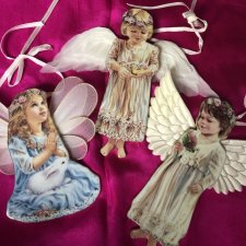 1999 by Donna Gelsinger - The third set in The Heaven’s Little Angels ornaments - kolekcjonerskie porcelanowe zawieszki sygnowane z certyfikatem The b