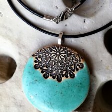 Malachitowo zielony naszyjnik z wisiorkiem ceramicznym - zielony wisior MANDALA ⌀45 cm -  naturalna biżuteria ceramiczna - naszyjniki autorskie Gaia