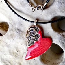 Czerwony naszyjnik ceramiczny GORĄCE SERCE -  unikatowy naszyjnik z rozetką - czerwone serce ceramiczne 5x3 cm - biżuteria autorska GAIA