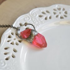 Czerwony kryształ - wisior z kryształem górskim barwionym