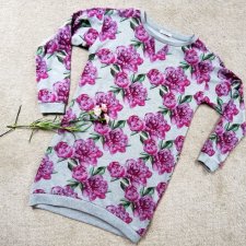 Długa bluza w fioletowe kwiaty.