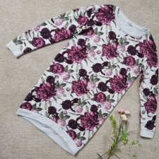 Długa bluza w fioletowe-ciemne kwiaty.