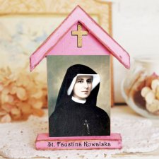Personalizowana drewniana kapliczka z wizerunkiem Świętej Faustyny Kowalskiej (średnia)