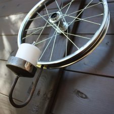Swiecznik z koła rowerowego