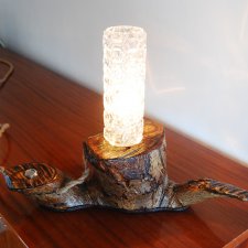 Drewniana lampka nocna ze starym kloszem z lat 70 z formowanego szkła, lampa w stylu vintage,
