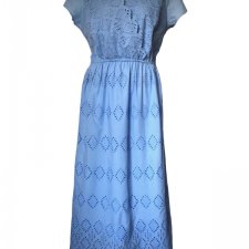 Błękitna kopertowa sukienka retro haft richelieu