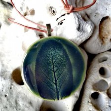Zielony wisior ceramiczny LIŚĆ SZAŁWII - botaniczny naszyjnik na ŚWIĘTO ZIEMI - wisiorek ⌀ 6 cm - długi naszyjnik liść - biżuteria autorska GAIA