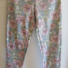 Pastelowe, dresowe spodnie w róże, FB Sister rozm. M