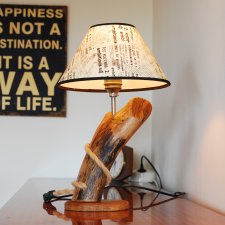 Drewniana lampka nocna z gałęzi bukowej, z kremowym abażurem z gazety