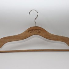 Stary drewniany wieszak z napisem