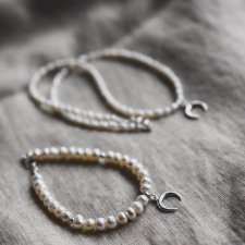 Naturalne perły i srebrny księżyc - bransoletka