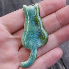 Ceramiczny magnes kot w odcieniach zieleni