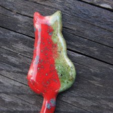 Ceramiczny magnes kot czerwono-zielony