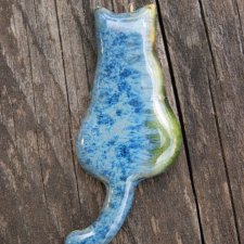 Ceramiczny magnes kot niebiesko-zielony