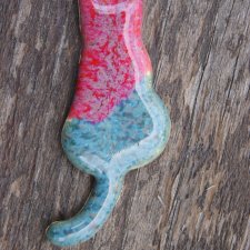 Ceramiczny magnes kot czerwono-zielony
